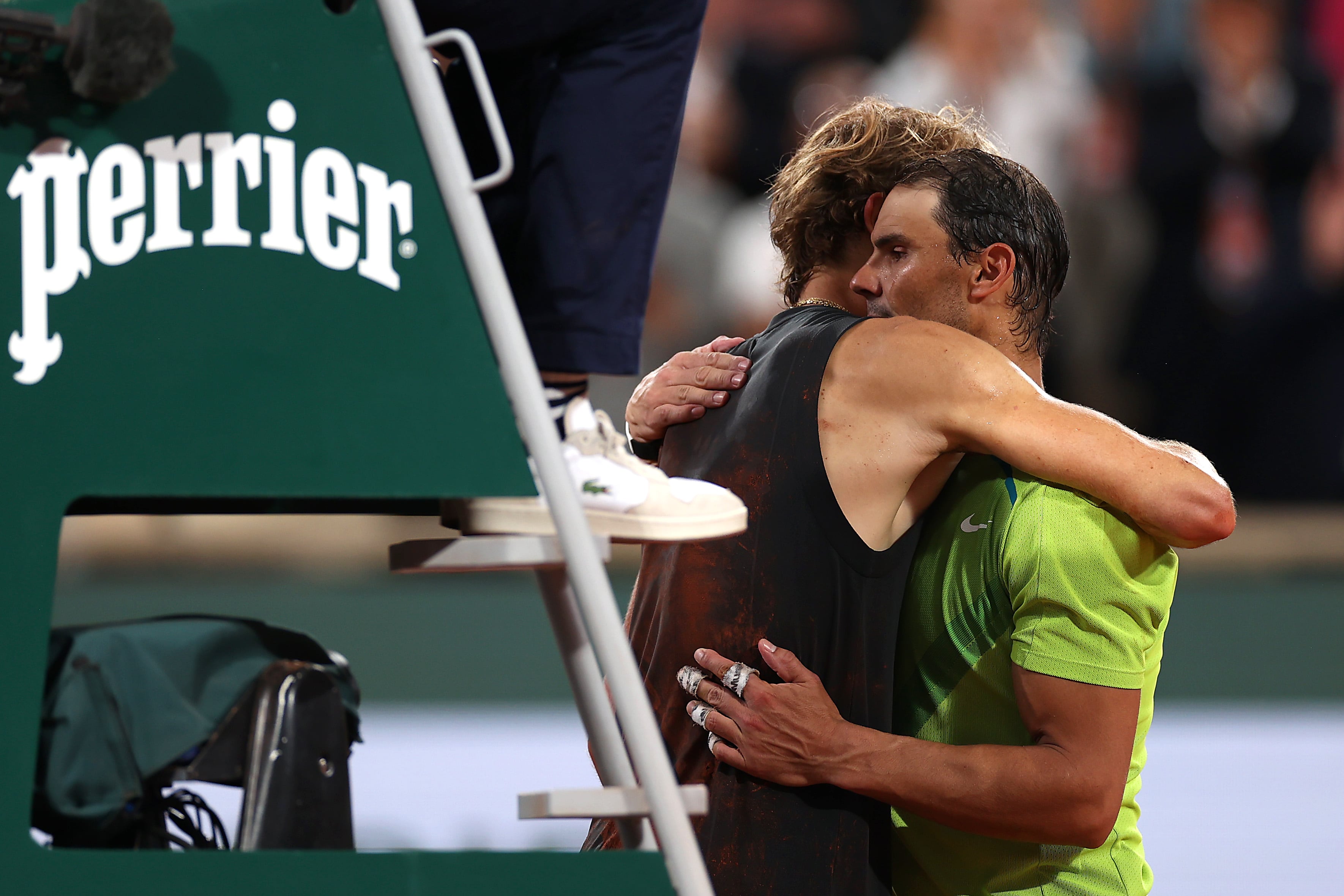 Abrazo entre Alexander Zverev y Rafael Nadal en su último cruce en Roland Garros