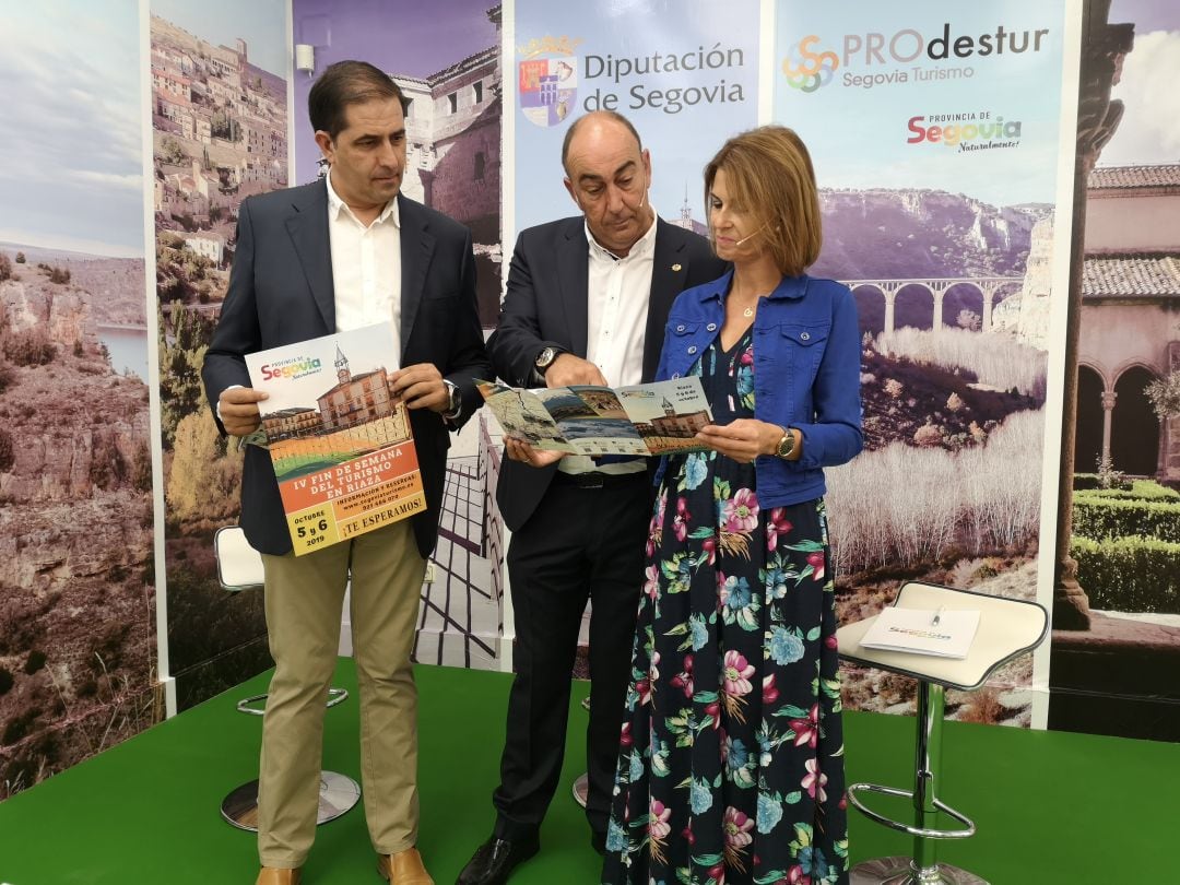 El presidente de la Diputación, Miguel Ángel de Vicente, junto al alcalde de Riaza, Benjamín Cerezo y Magdalena Rodríguez, diputada de Prodestur