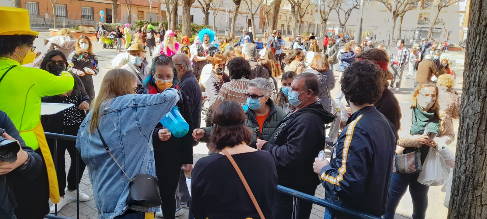 Churriegos degustando la limoná y las frutas en sartén este lunes de Carnaval en Miguelturra