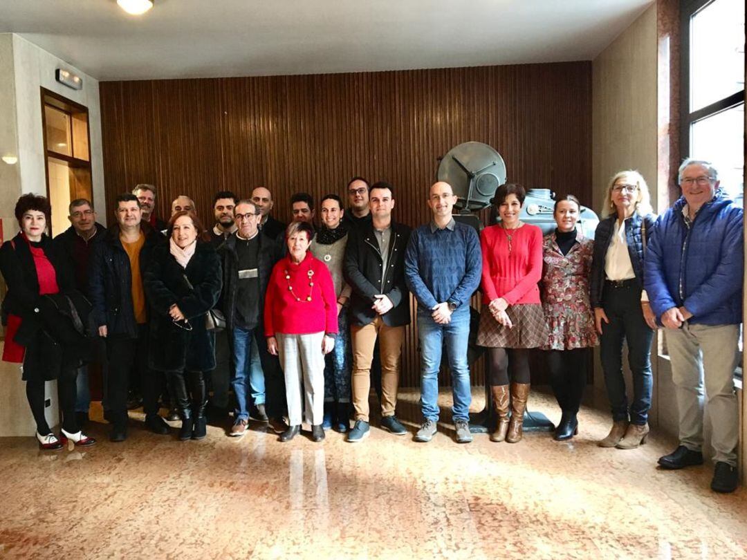 la concejala, con los firmantes