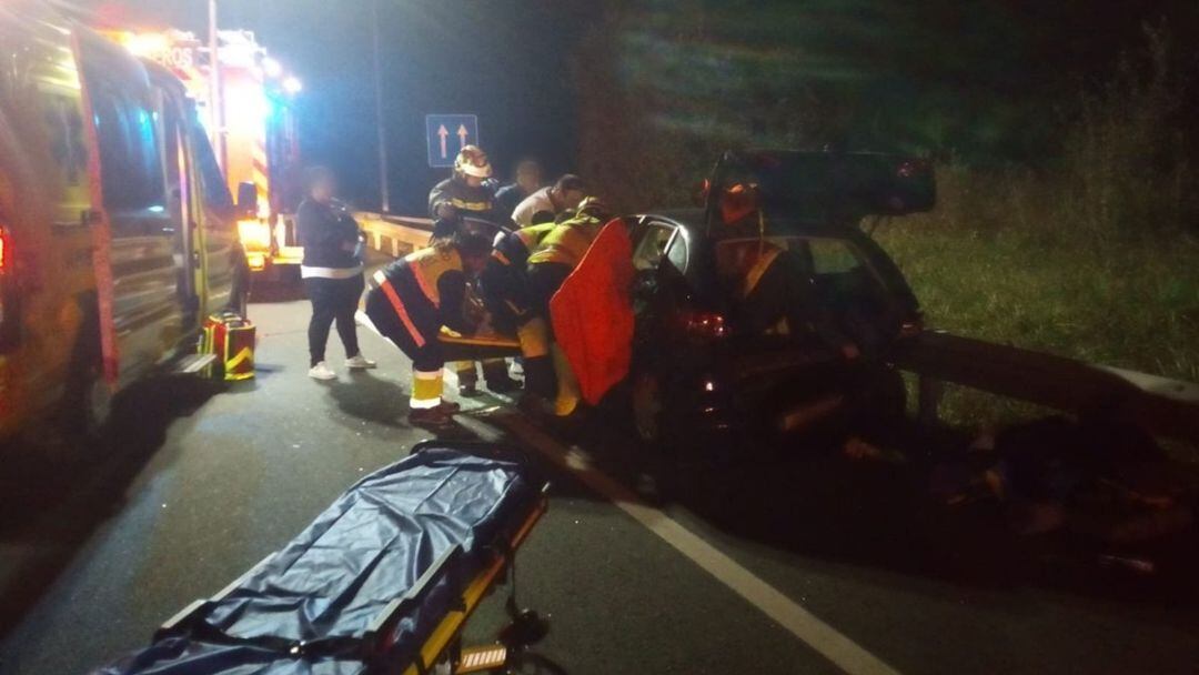 Los bomberos de Castro Urdiales excarcelan a uno de los heridos.