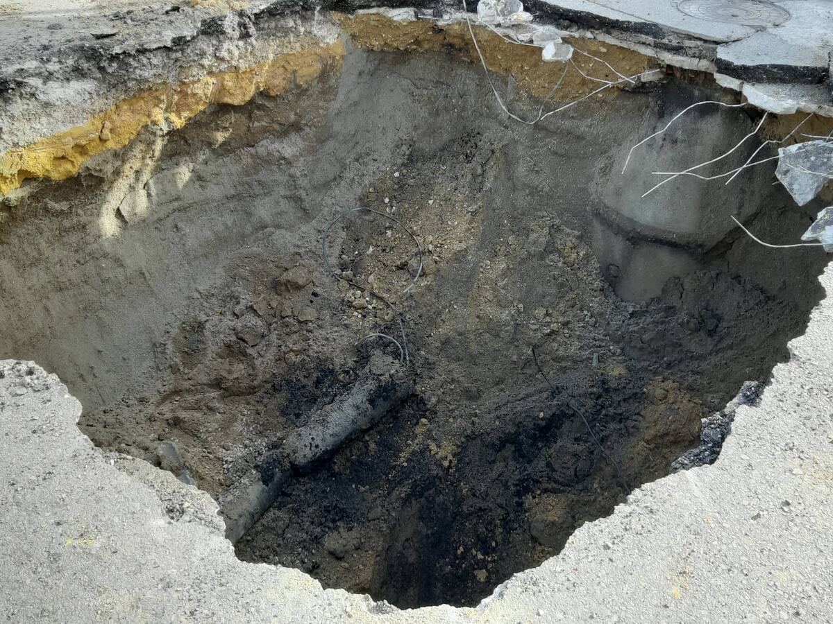 Iniciada la reparación de un socavón en el paseo marítimo de Levante