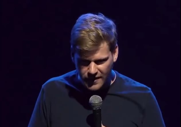 Shahak Shapira, durant un dels seus monòlegs que va fer a Barcelona