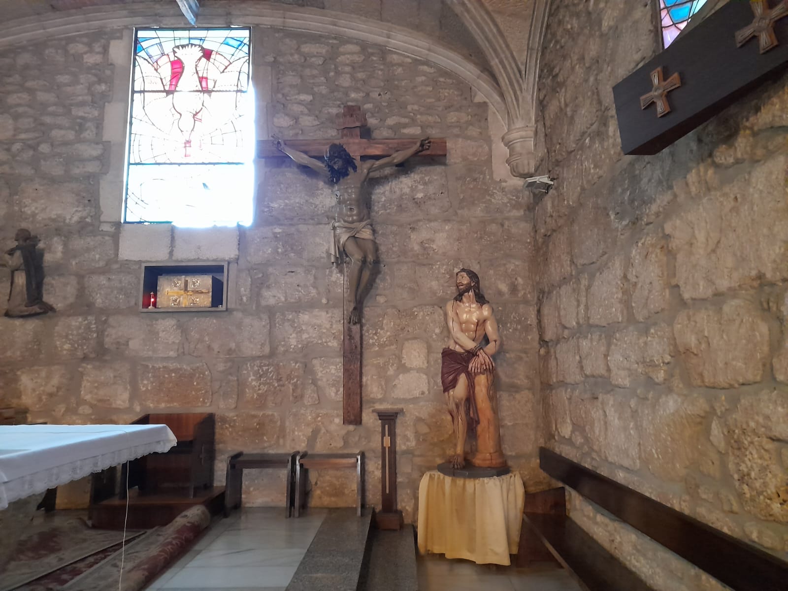 La imagen de Cristo atado a la columna junto al Santísimo Cristo del Milagro en el altar de la Iglesia de Santo Domingo de Aranda