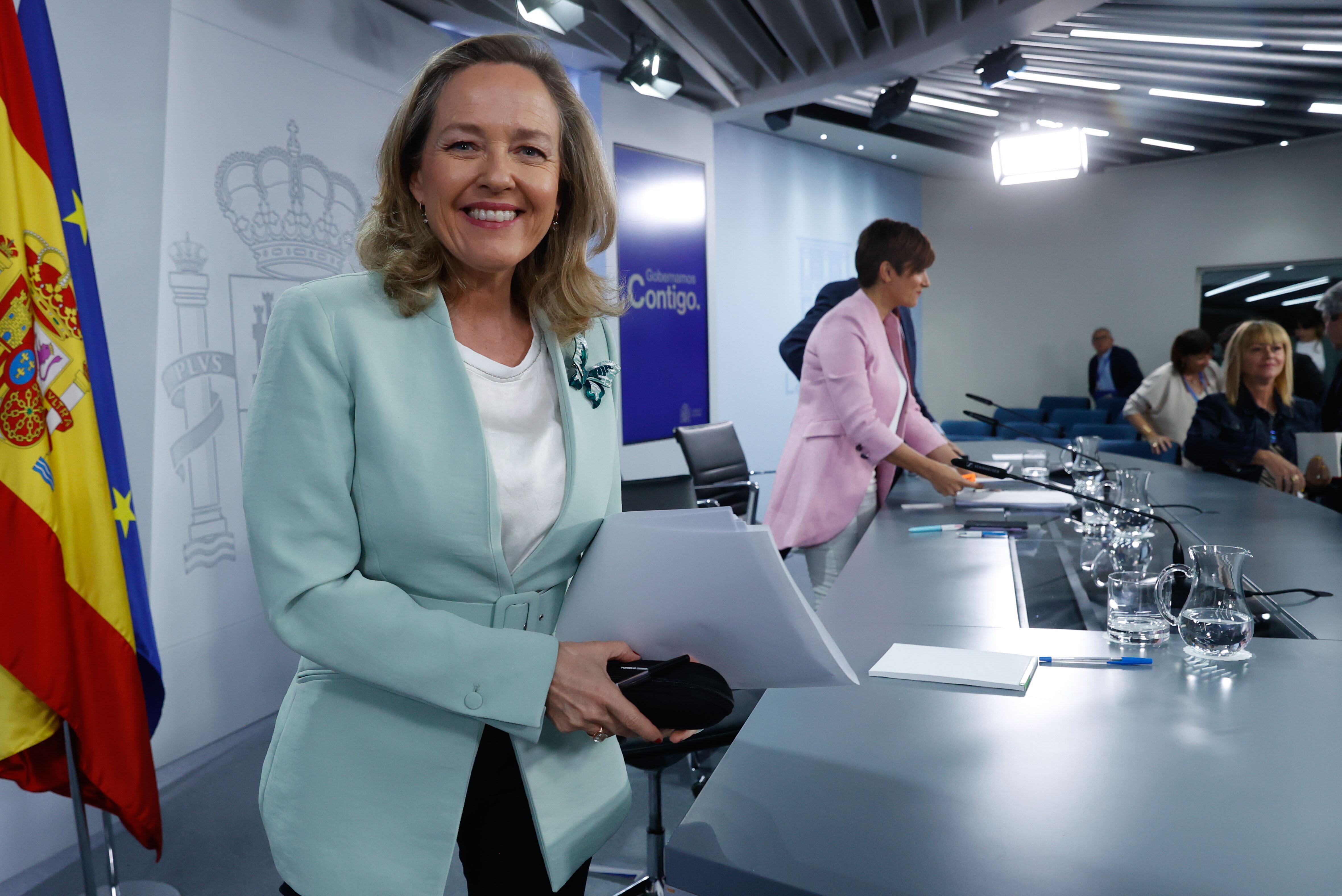 La vicepresidenta primera y ministra de Economía, Nadia Calviño (i), y la ministra de Política Territorial y Portavoz de Gobierno, Isabel Rodríguez, tras la rueda de prensa posterior a la reunión del Consejo de Ministros, este martes en el complejo de La Moncloa