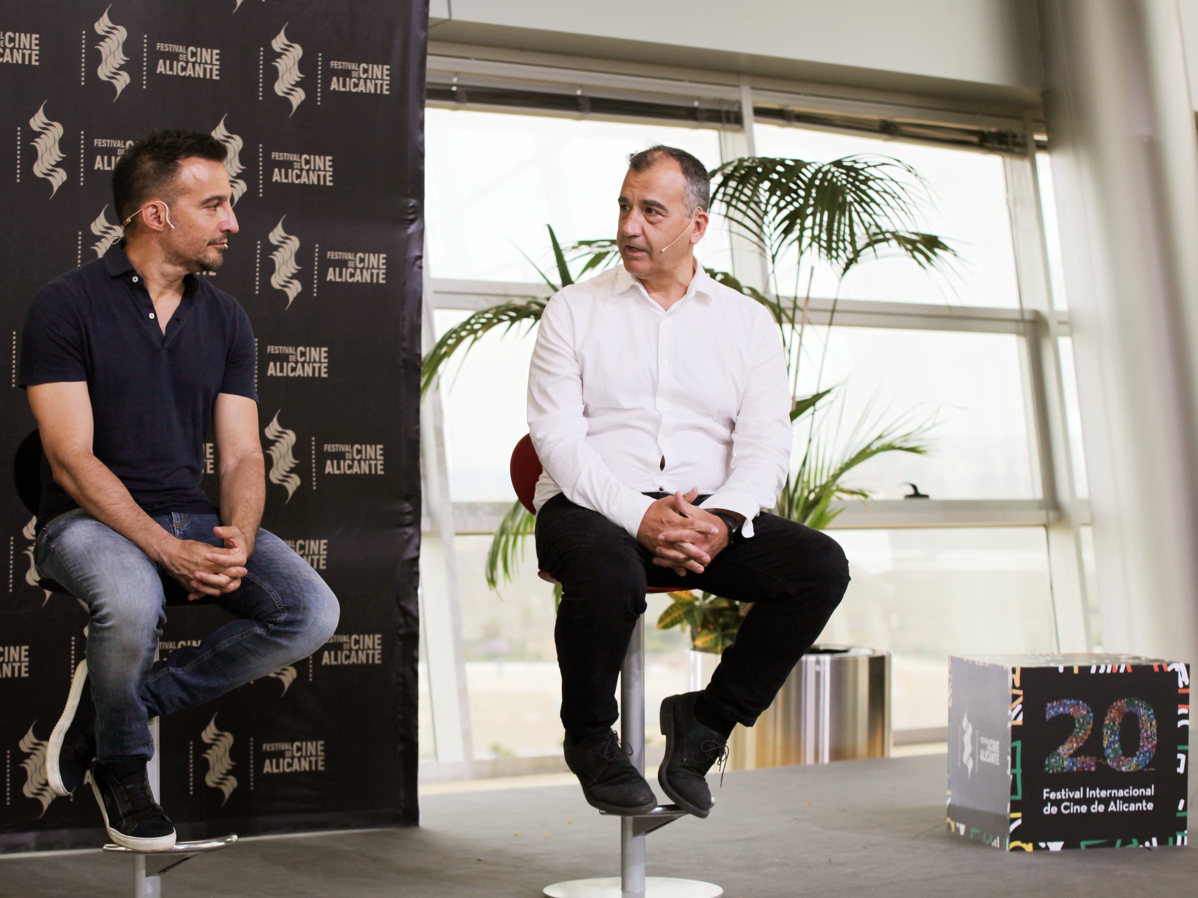 Alejandro Amenábar, director de cine, y Vicente Seva, director del Festival de Cine de Alicante, este sábado en Ciudad de la Luz. Foto: Intermundo Comunicación