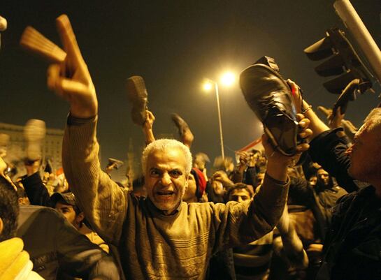 Cientos de miles de personas siguen desafiando esta noche el toque de queda en El Cairo