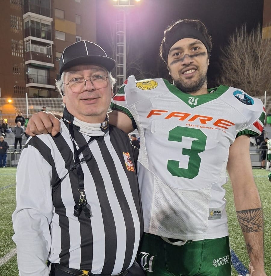 L&#039;àrbitre Jordi Ribera i el receptor i xutador dels Uroloki, Franc Haro, ja van coincidir a un partit a la primera jornada de la lliga catalana.