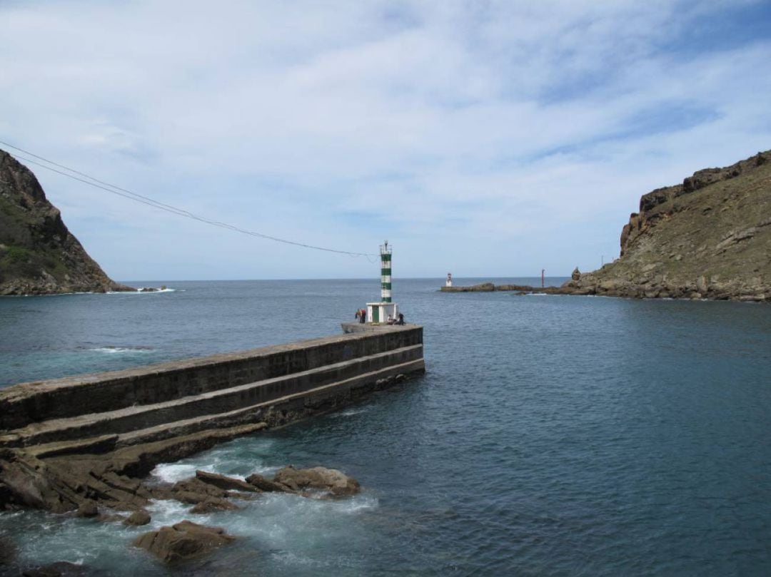 Bocana del puerto de Pasaia donde, al parecer, ha desaparecido el pescador. Imagen de archivo 