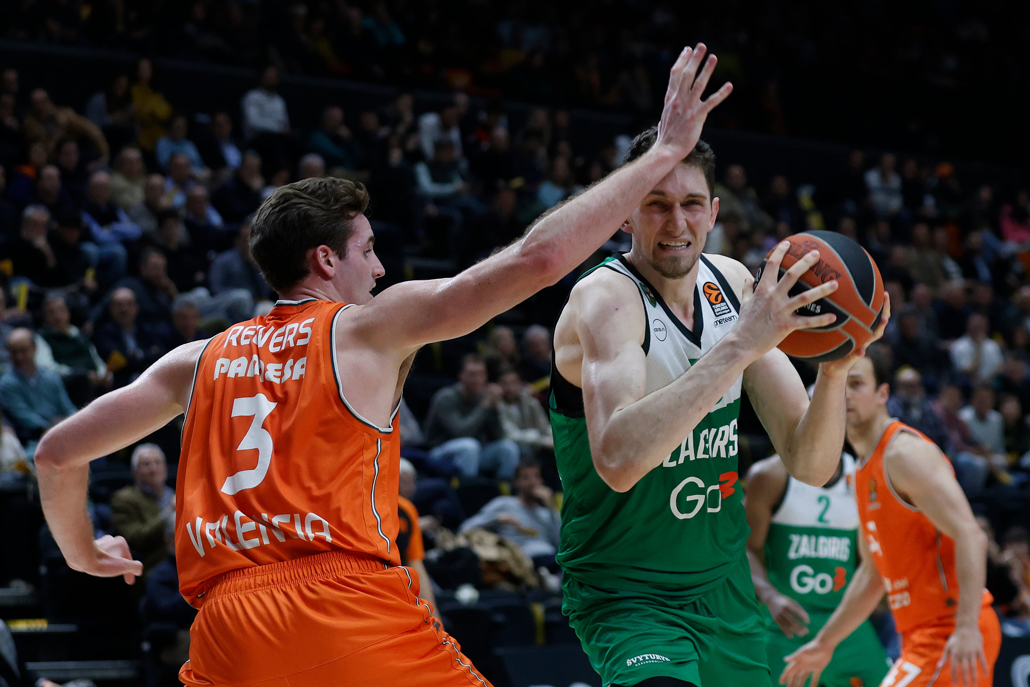 VALENCIA, 09/01/2024.- El pívot del Zalgiris Kaunas Laurynas Birutis (d) intenta superar al estadounidense Nate Reuvers, del Valencia Basket, durante el partido de la Euroliga de baloncesto que Valencia Basket y Zalgiris Kaunas disputan hoy martes en el pabellón de la Fuente San Luis. EFE/Miguel Ángel Polo
