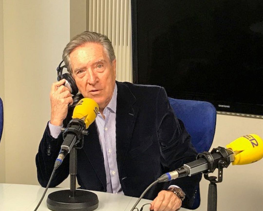 Iñaki Gabilondo en los estudios de la Cadena SER