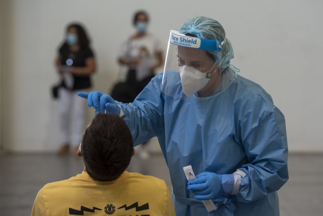 Personal sanitario haciendo pruebas PCR durante un cribado. 