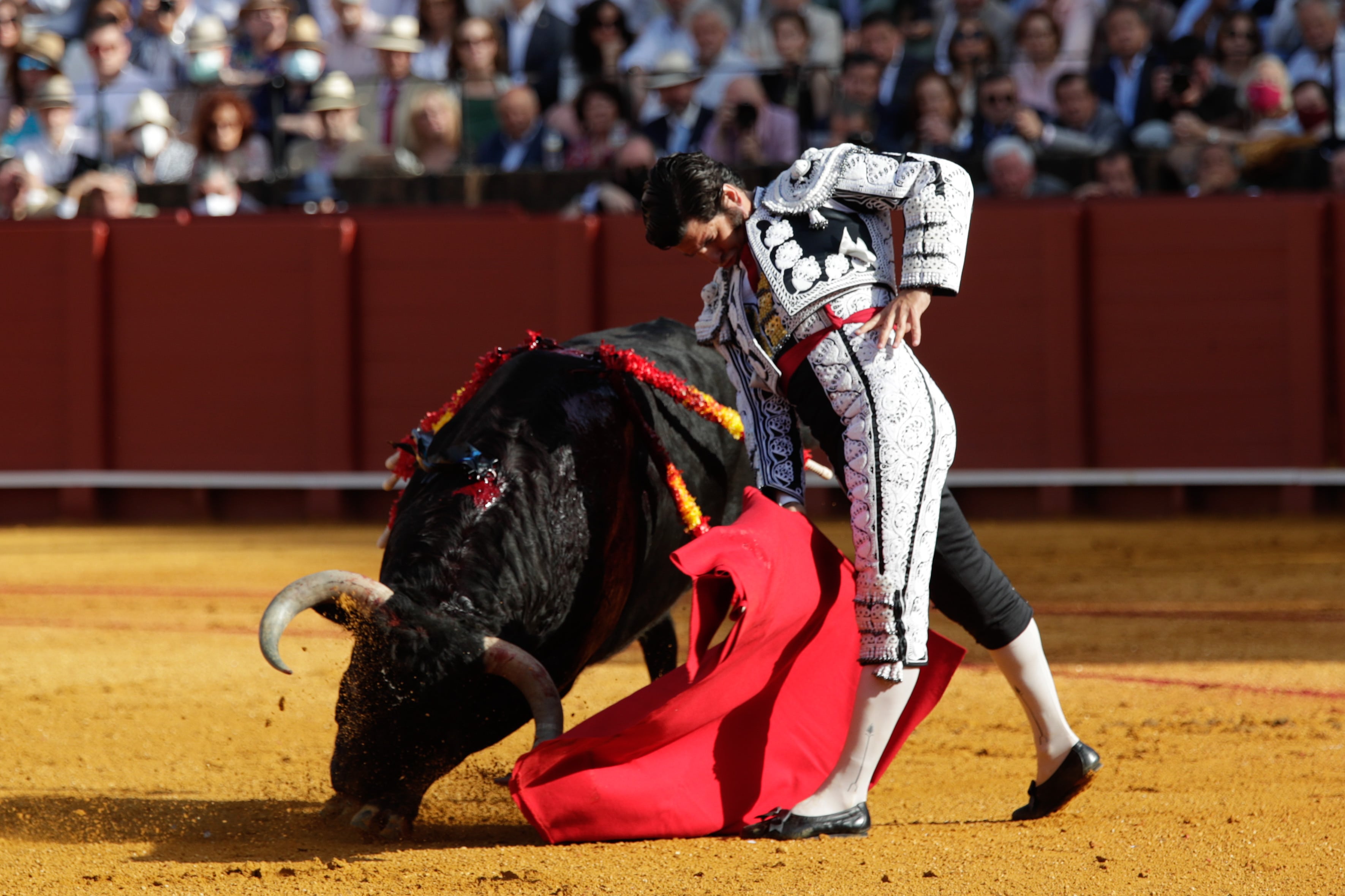 SEVILLA, 29/04/2022- El diestro Morante de la Puebla durante la faena al primer toro de la tarde en la cuarta corrida de abono de la Feria de Abril de Sevilla hoy viernes en la plaza de la Real Maestranza. EFE/ Julio Muñoz
