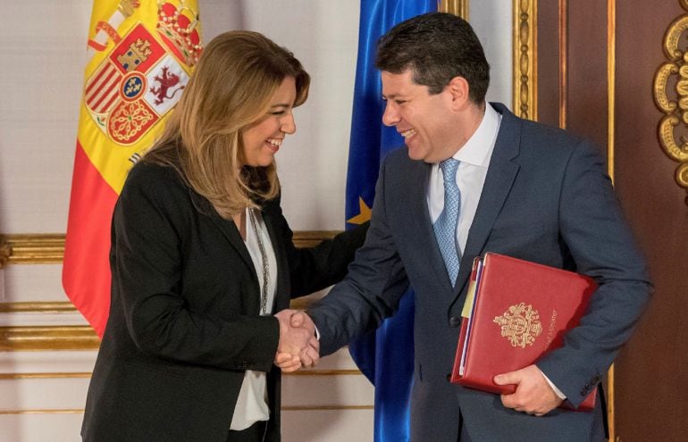 La presidenta andaluza, Susana Díaz, y el ministro principal del Gobierno de Gibraltar, Fabian Picardo.