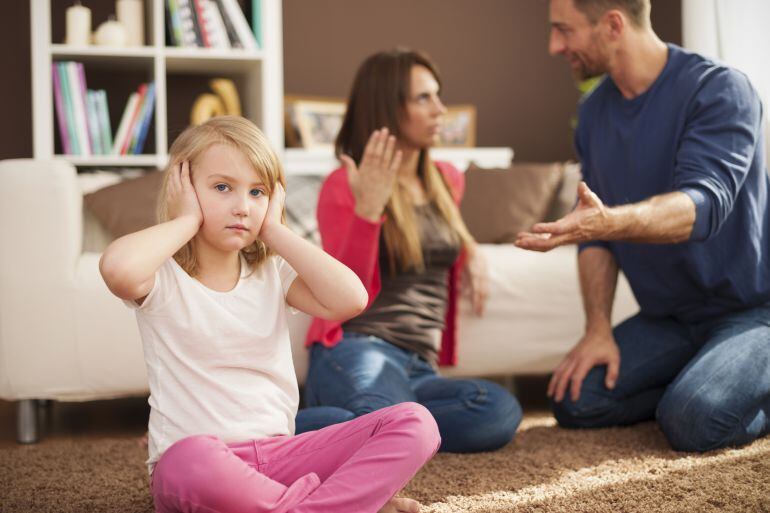 Pareja discutiendo en presencia de su hija menor