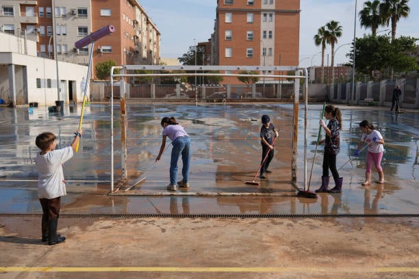 La mitad de los colegios valencianos reabren este lunes: una psicóloga explica las pautas para cuidar la salud mental de los niños tras la DANA