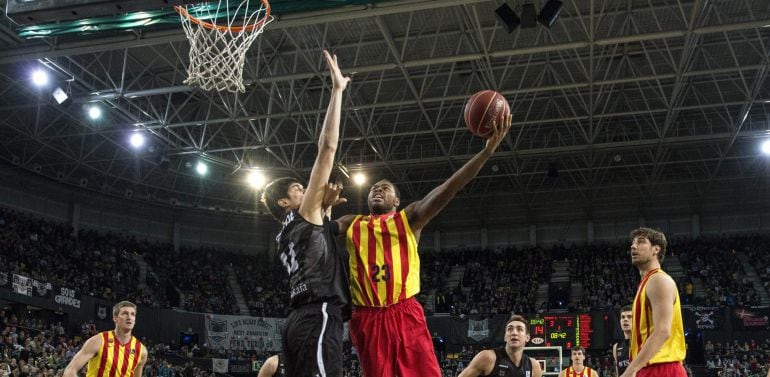 GRA198. BILBAO. 04/01/2015.- El alero estadounidense del FC Barcelona DeShaun Thomas (c. dcha.) entra a canasta ante la defensa del montenegrino Marko Todorovic (c. izqda.), del Bilbao Basket, durante el partido de Liga ACB que se disputa esta tarde en el