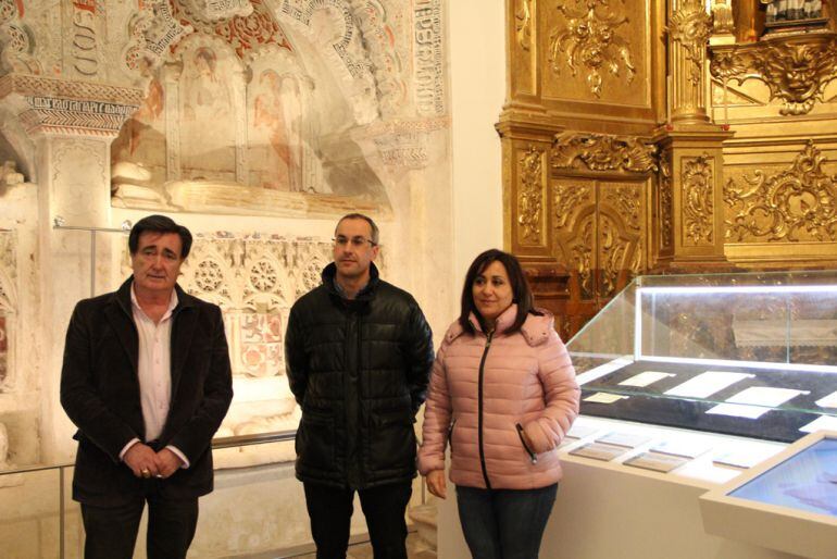 El alcalde de Cuéllar, Jesús García; la concejal de Turismo Nuria Fernández, y el párroco de Cuéllar, Emilio Calvo, visitan la renovada iglesia de San Esteban