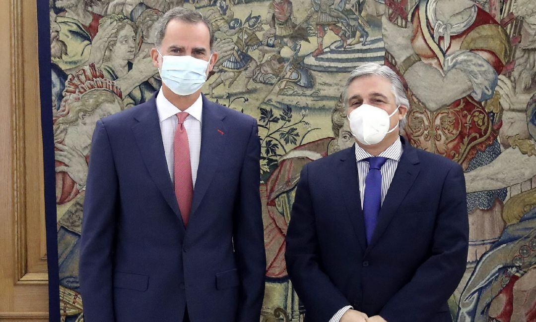 Felipe VI recibe en el Palacio de la Zarzuela al canciller de Uruguay, Francisco Bustillo.