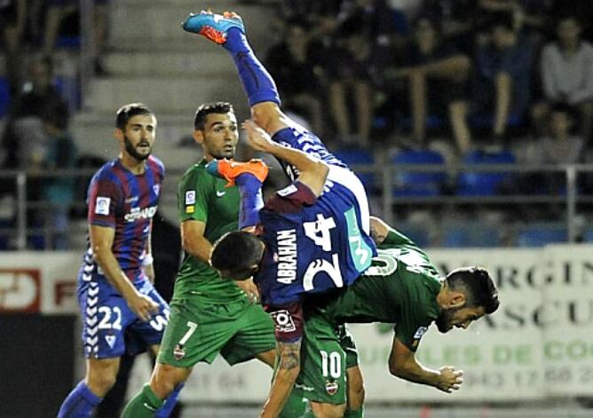Abraham, en el momento de su mala caída que le provocó su lesión en la clavícula.