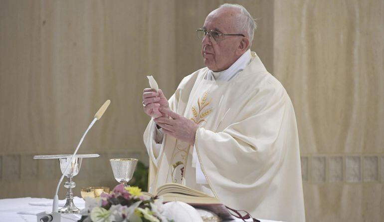 El papa Francisco oficia una misa en Domus Sanctae Marthae en Ciudad del Vaticano.