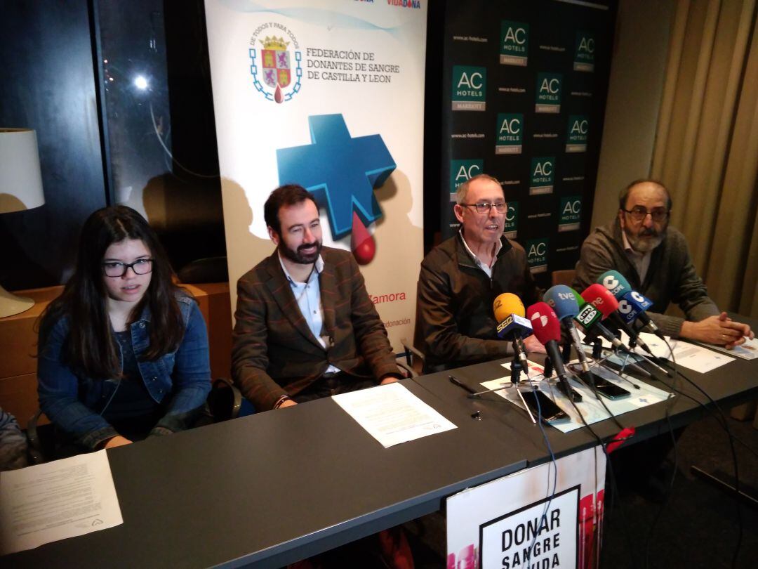 El Presidente de Donantes de Sangre, Jesús Murias, y representantes de la hermandad y el Colegio Santisima Trinidad de Pinilla, durante la presentación de los datos de 2019