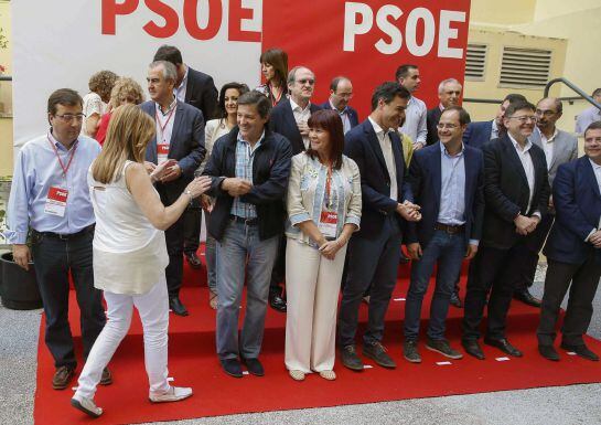 GRA036. MADRID, 30/05/2015.- La presidenta andaluza en funciones, Susana Díaz (2i), se coloca para posar en la foto de familia junto al secretario general del PSOE, Pedro Sánchez (4d), los &#039;barones&#039; territoriales&quot; y miembros de la ejecutiva Federal, antes