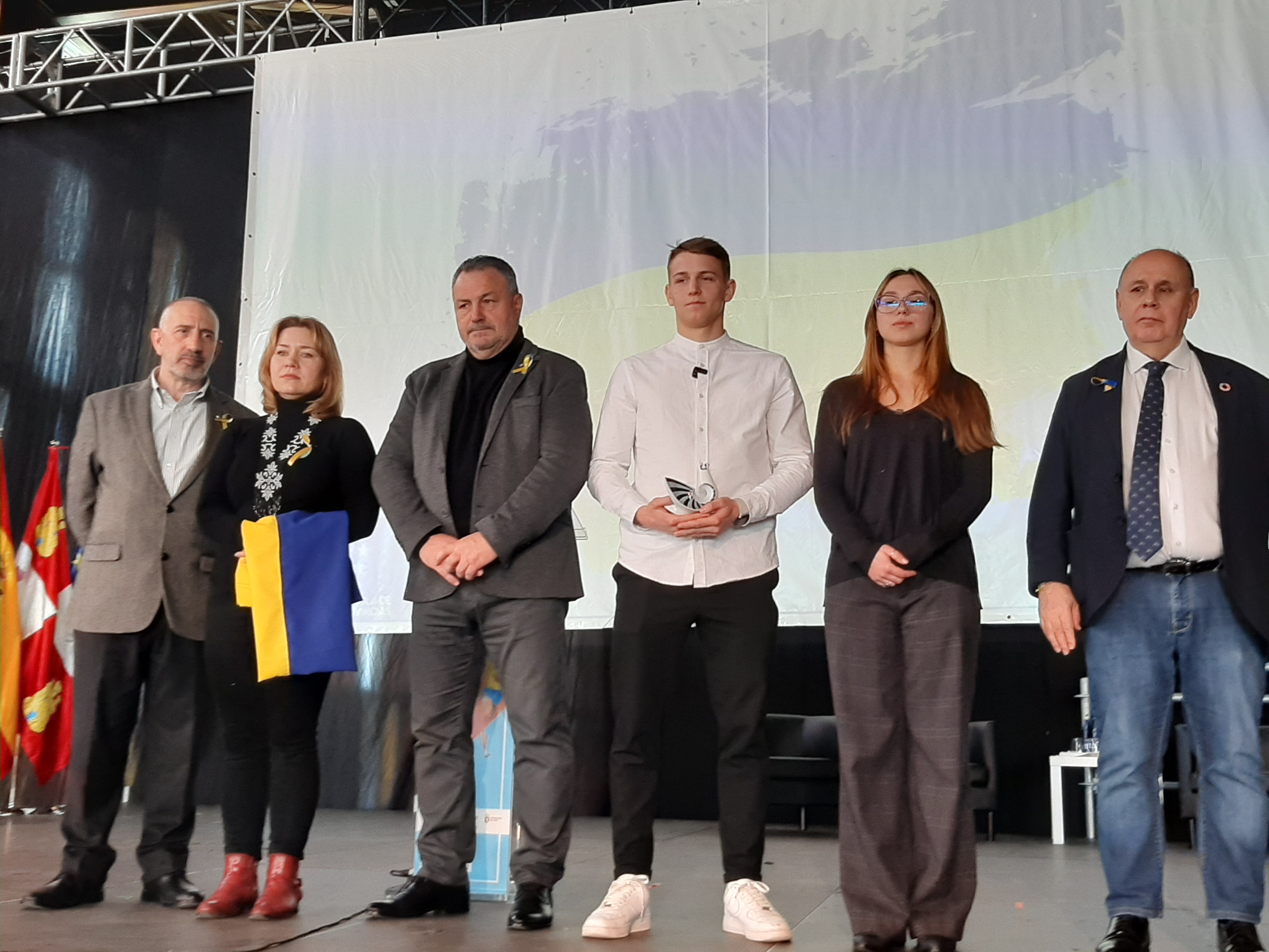 Antón, judoka ucraniano, junto a los organizadores del Congreso celebrado en León