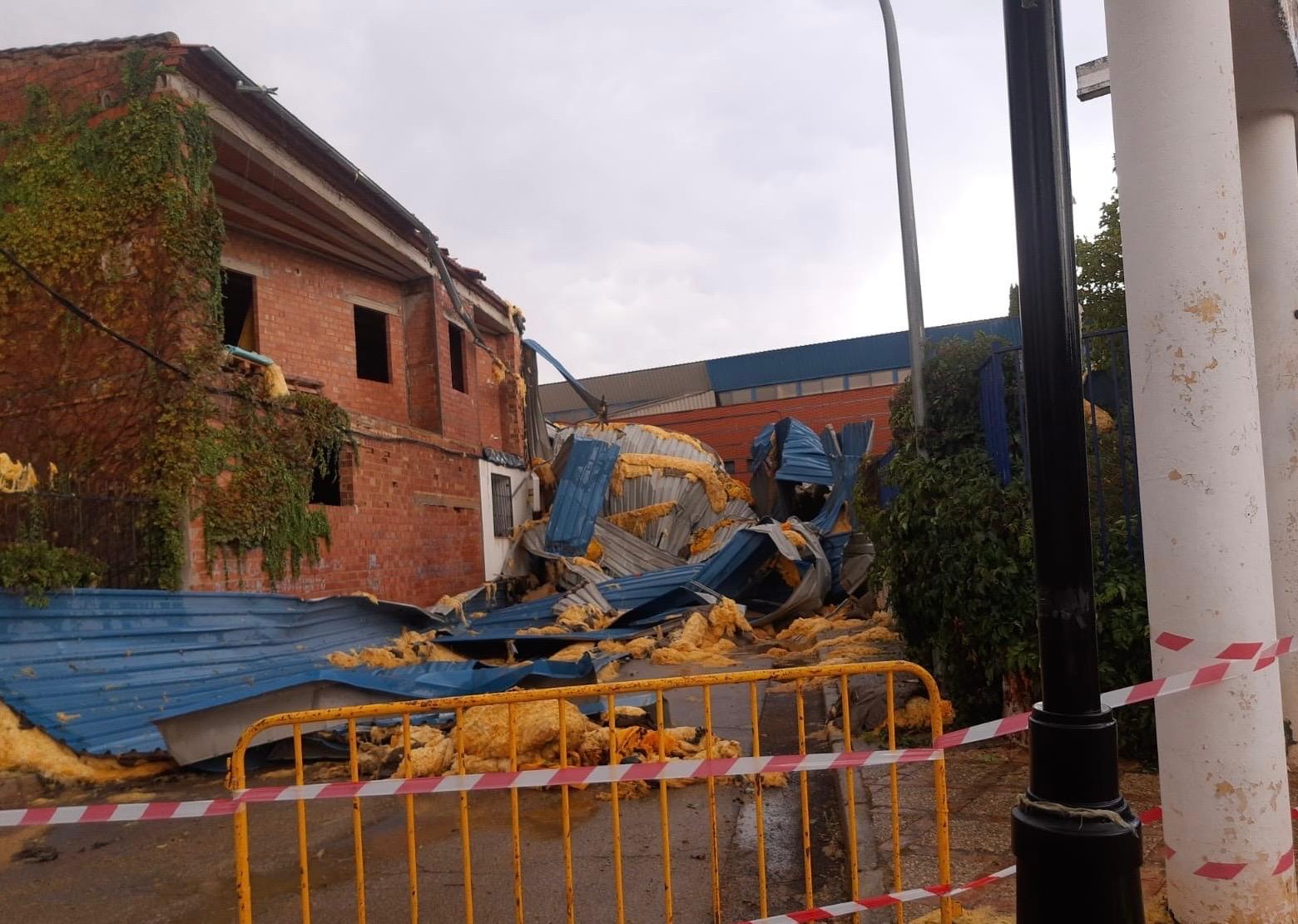 La fuerte tormenta de agua, granizo y viento se ha llevado por delante la cubierta del Pabellón Polideportivo de Castellar de Santiago