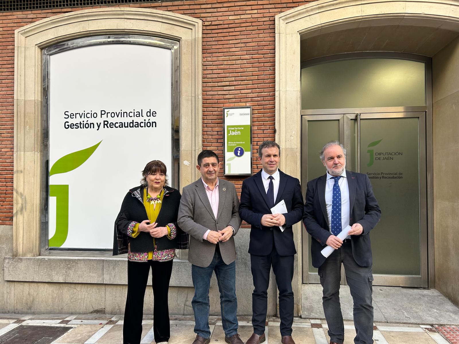 De izqda a dcha, la diputada de Economía, Pilar Parra; el presidente de la Diputación, Paco Reyes; el alcalde de Jaén, Julio Millán, y el concejal del Área Económica, Paco Lechuga.