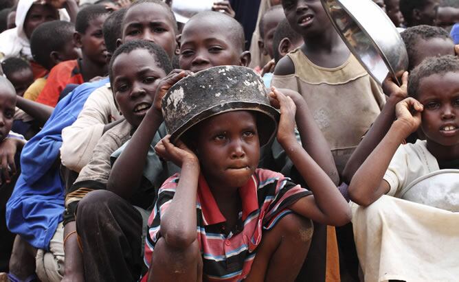 Niños esperan para recibir comida en el campamento de Badbado