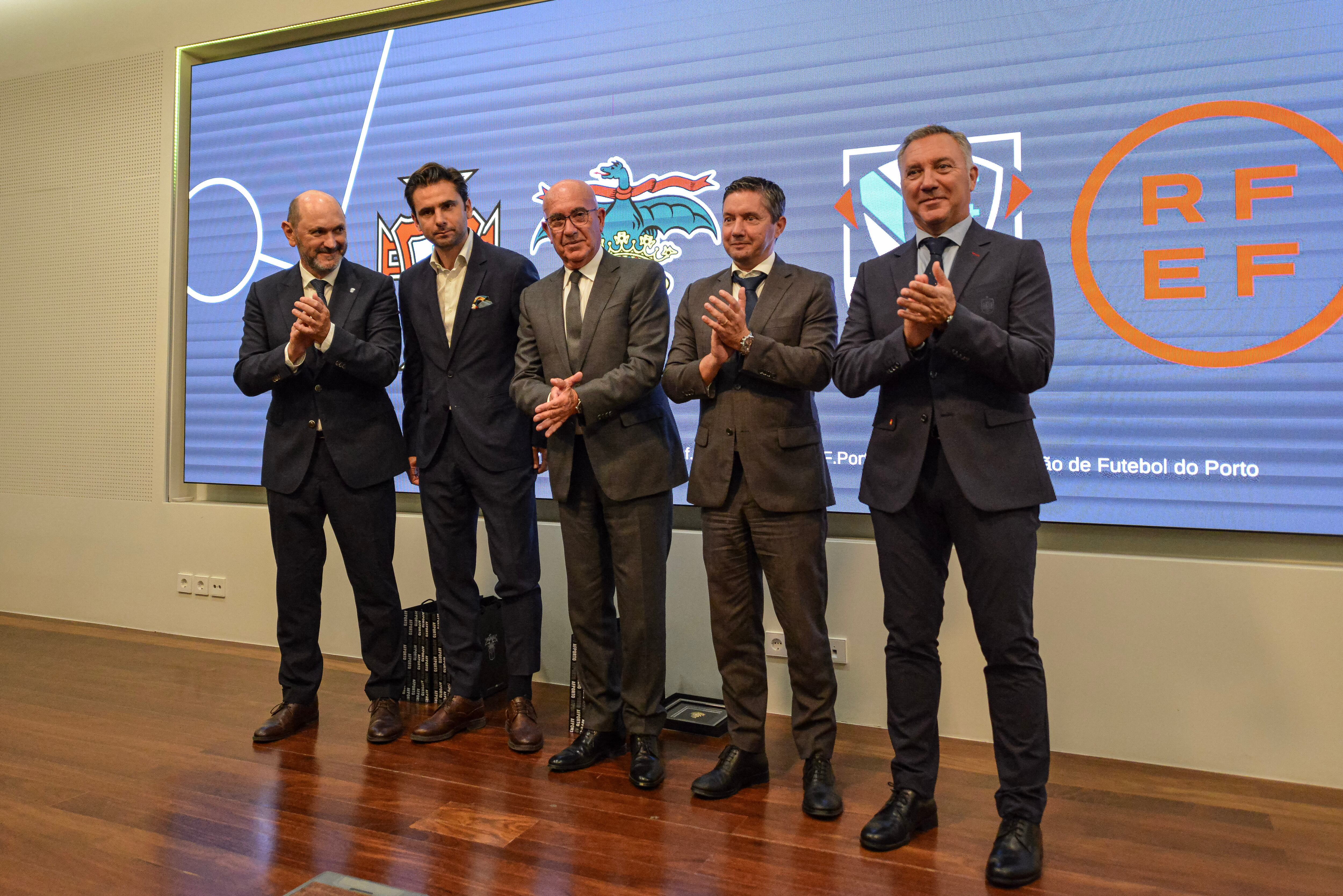 Rafael Louzán, presidente da RFGF; Bernardino González Vázquez, presidente do Comité Técnico Galego de Árbitros de Fútbol; Luis Medina Cantalejo, presidente do CTA da RFEF; José Manuel Neves, presidente da Associação de Futebol do Porto; e José Fontelas Gomes, presidente do Consello Arbitral da Federación Portuguesa de Fútbol