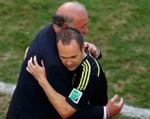 Del Bosque e Iniesta se dan un simbólico abrazo al término del encuentro entre España y Australia en el Mundial de Brasil