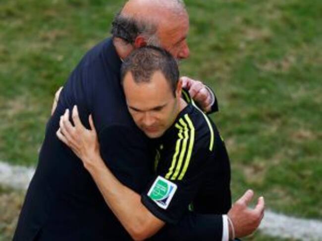 Del Bosque e Iniesta se dan un simbólico abrazo al término del encuentro entre España y Australia en el Mundial de Brasil
