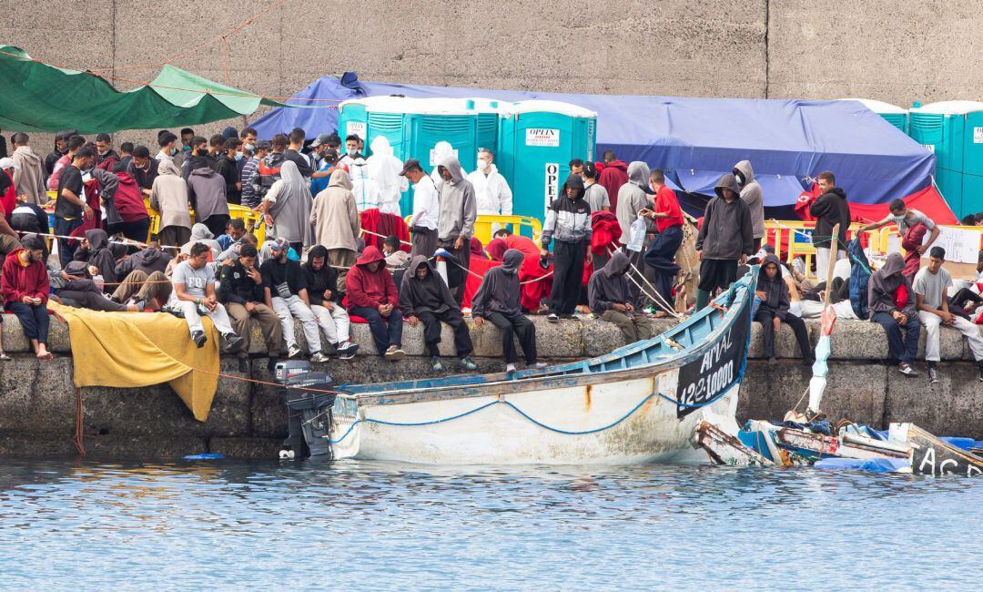 Salvamento Marítimo ha desembarcado este jueves en Arguineguín (Gran Canaria) a 81 personas rescatadas de una patera y un cayuco.