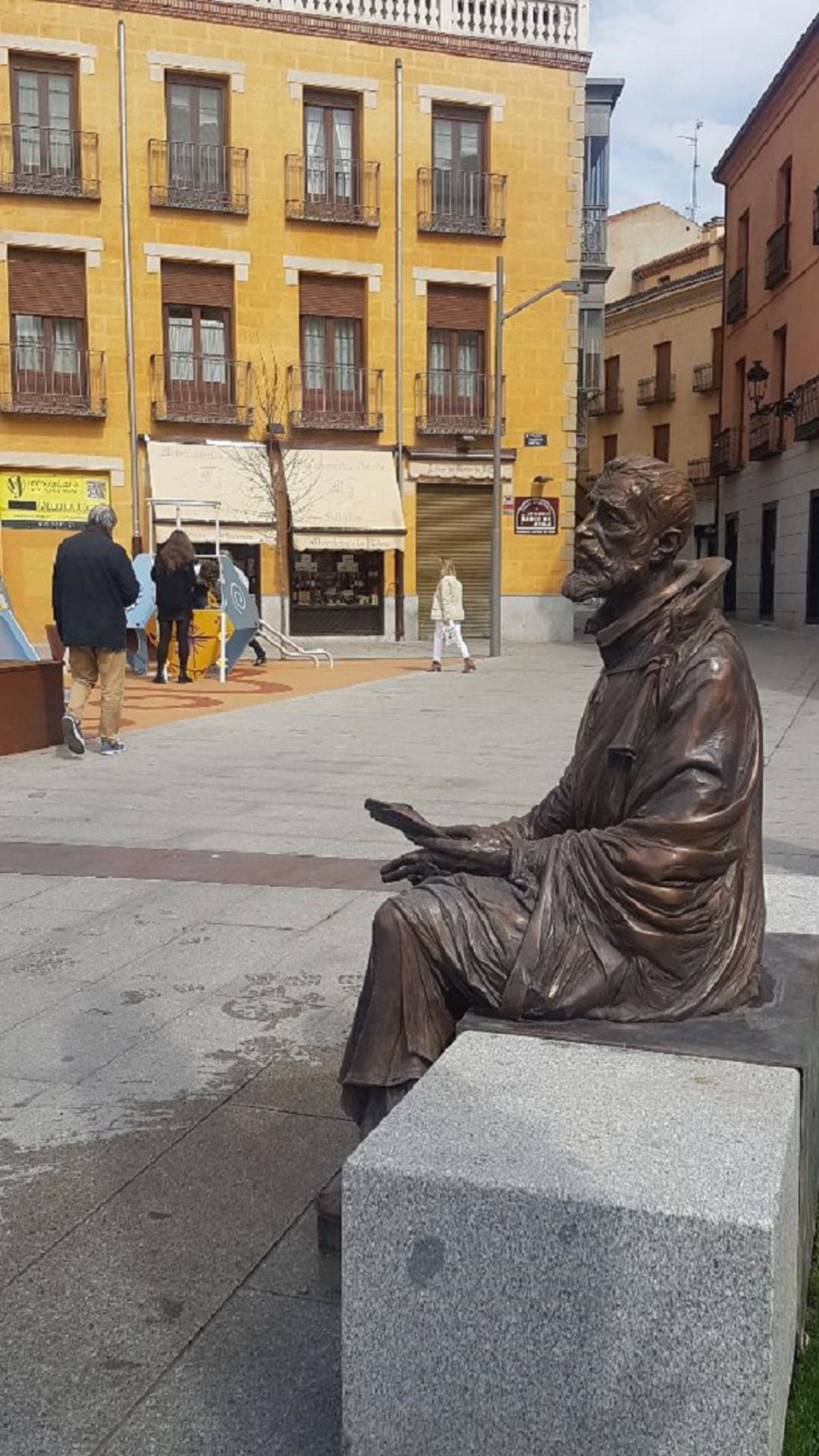 La estatua está ubicada en la Plaza Teniente Arévalo