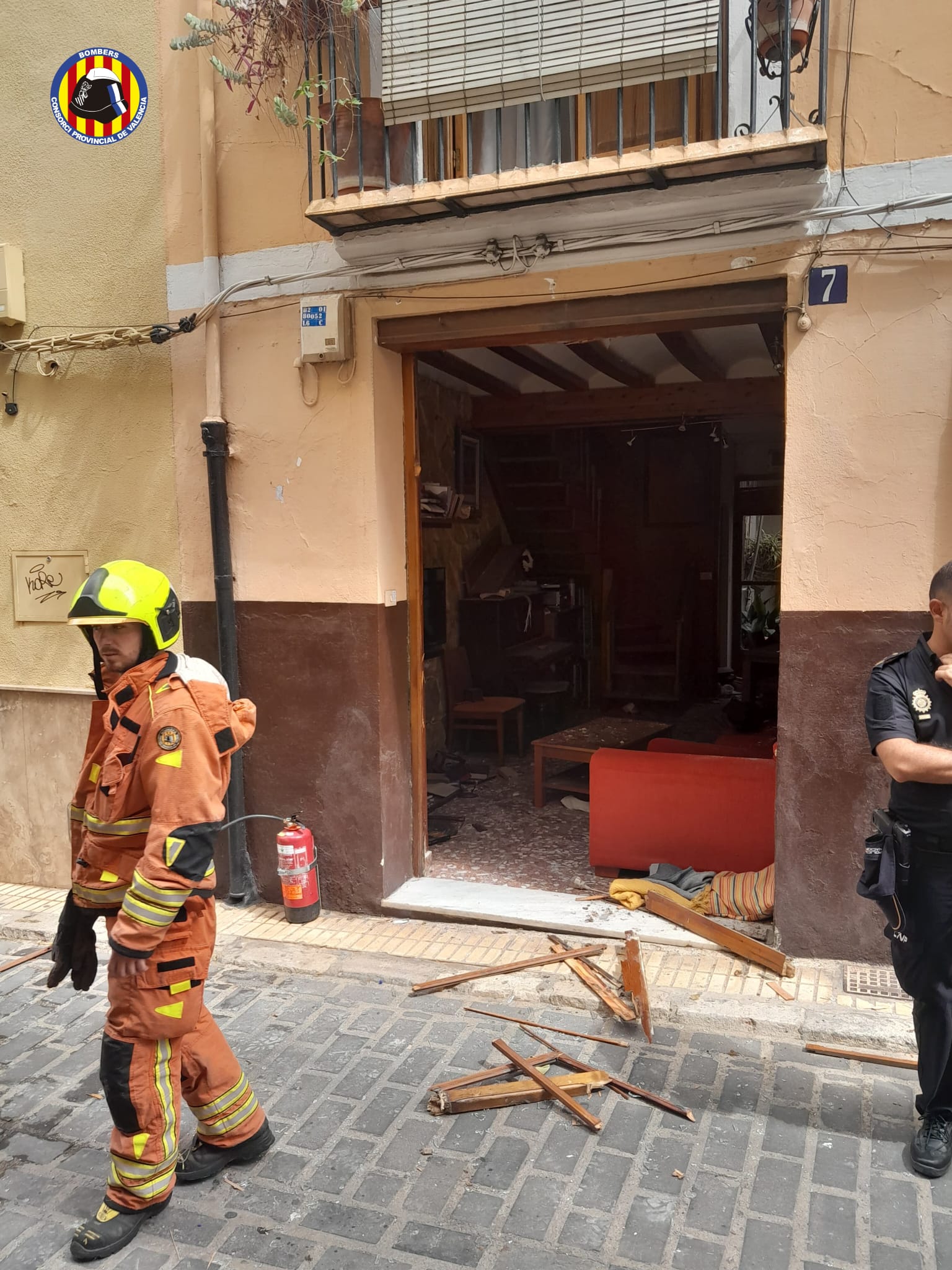 Una explosión de gas butano en Xàtiva deja un hombre de 67 años y un bebé de dos meses heridos.