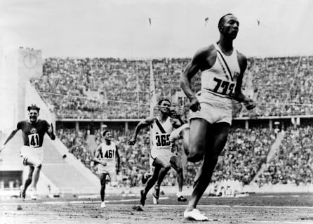 Jesse Owens en los Juegos Olímpicos de 1936