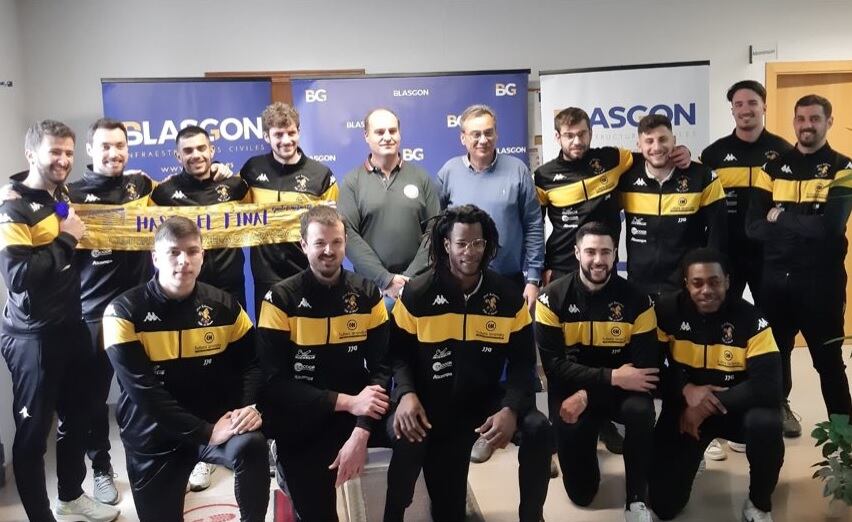 La plantilla amarilla durante una de las visitas a su patrocinadores, en este caso en BlasGon