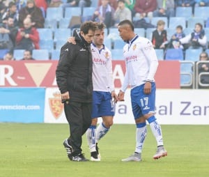 Isaac abandona el terreno de juego, tras caer lesionado