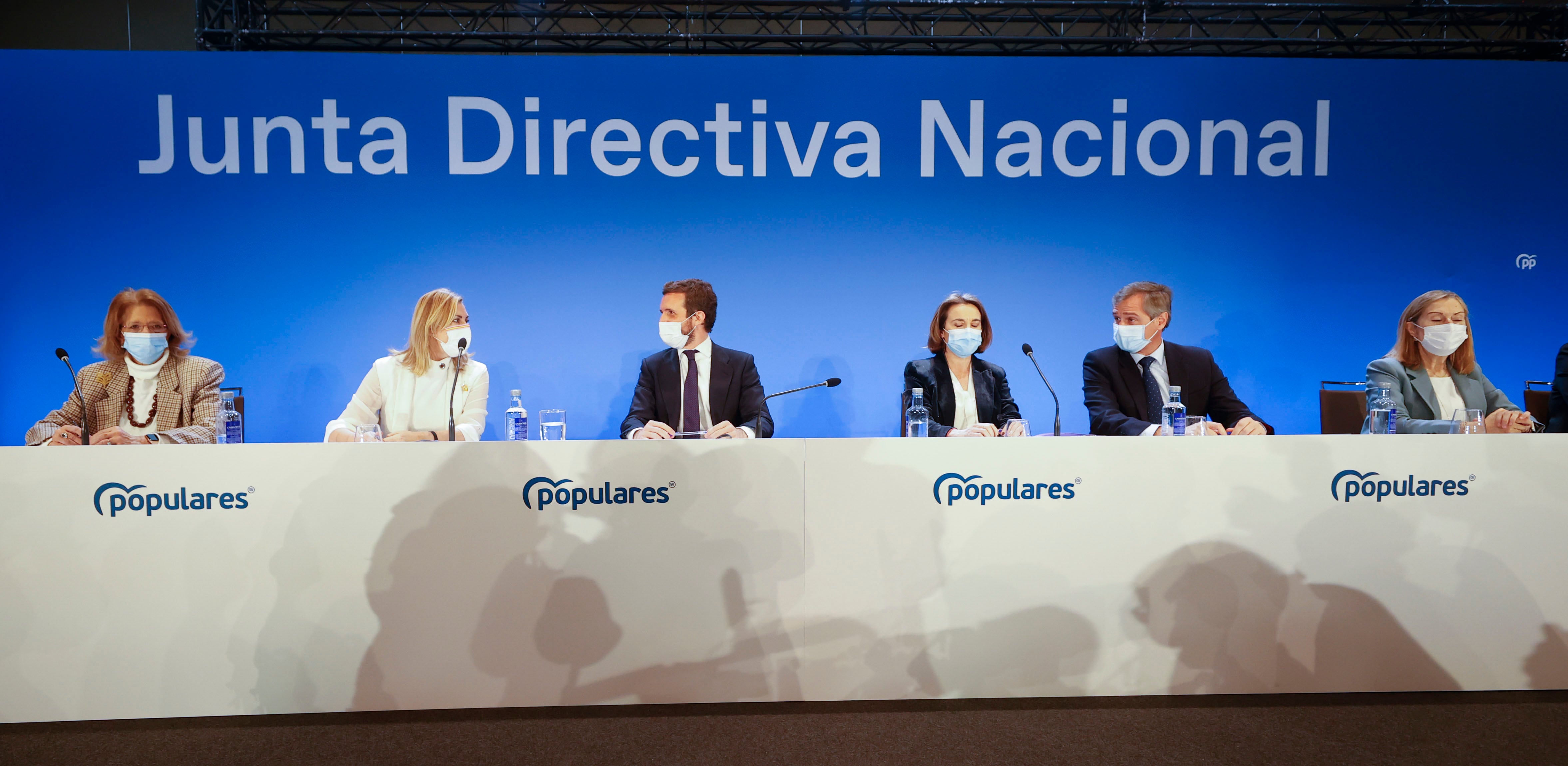 GRAF8053. MADRID, 01/03/2022.- El líder del Partido Popular, Pablo Casado (3i) y la portavoz del partido en el Congreso, Cuca Gamarra (3d) presiden la Junta Directiva Nacional del Partido Popular este martes en Madrid. EFE/ Javier Lizón
