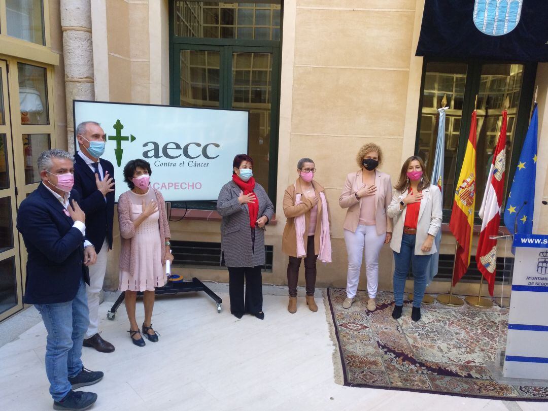 Acto celebrado en el Patio de Columnas del Ayuntamiento de Segovia con motivo del Día del cáncer de mama.