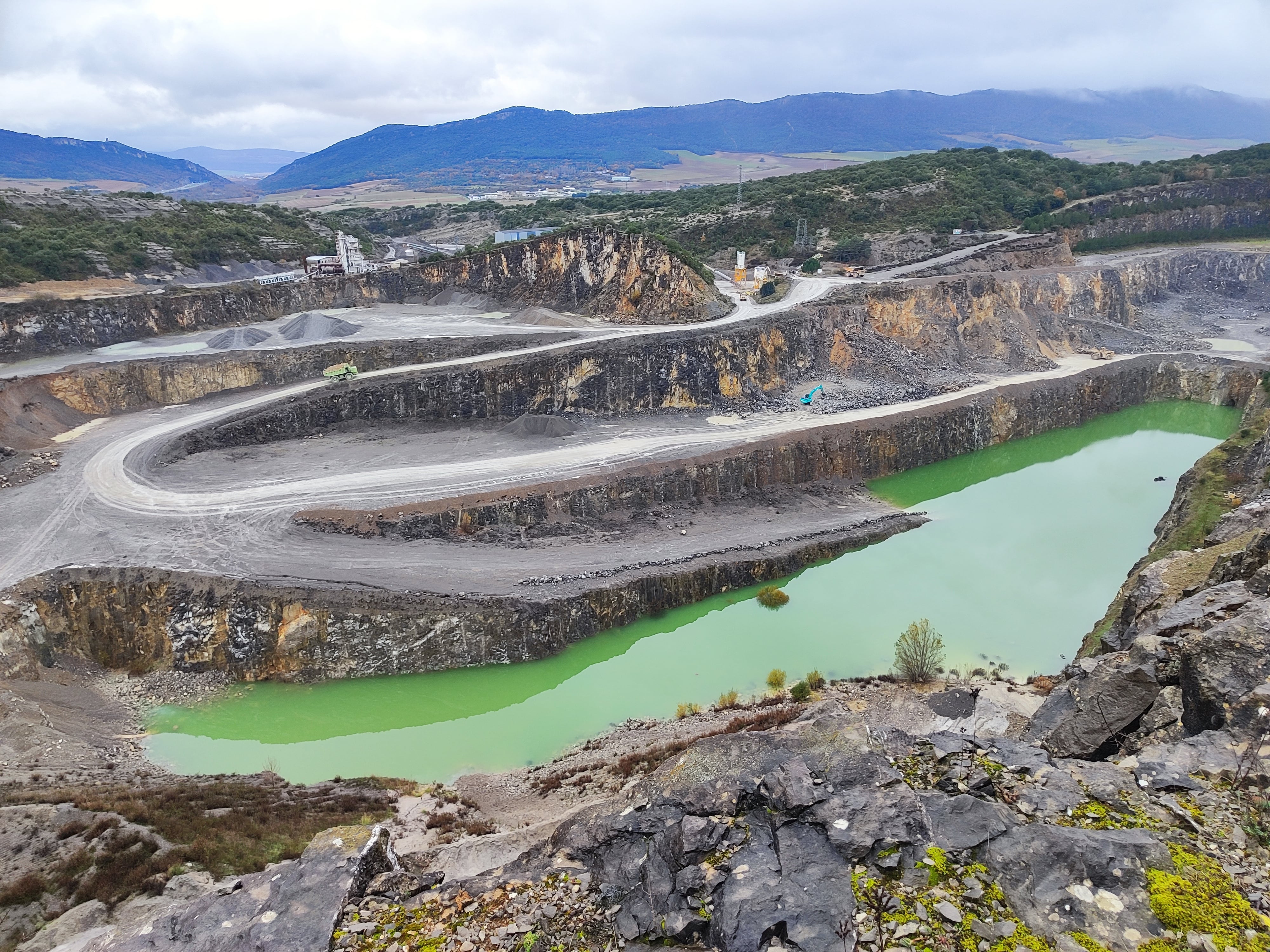 La base de la cantera de Nanclares, inundada en diciembre de 2024 con el agua procedente de las cavidades destruidas del acuífero de Subijana