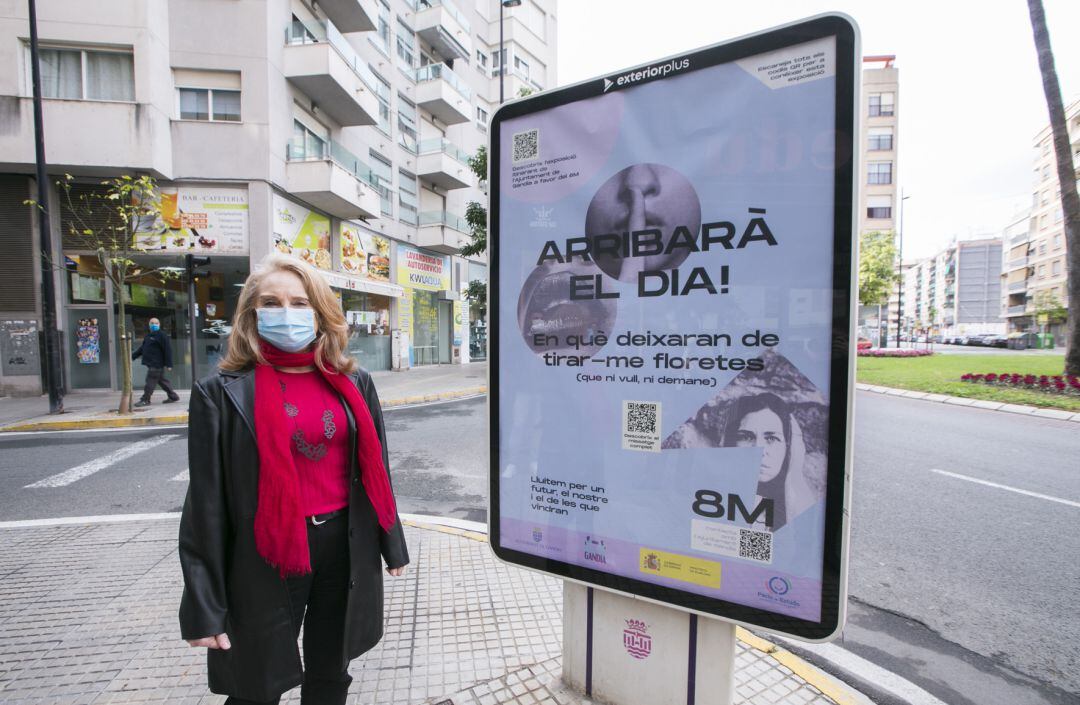 Juana Navarro junto a uno de los carteles de la campaña 