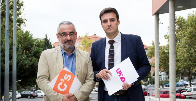 Los portavoces de C´s y UPyD en Alcobendas, Horacio Rico y Miguel Ángel Arranz frente al ayuntamiento