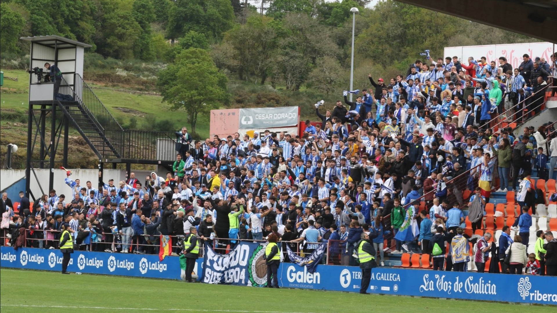 La afición del Málaga mostrando su señorío y apoyo en los campos de España