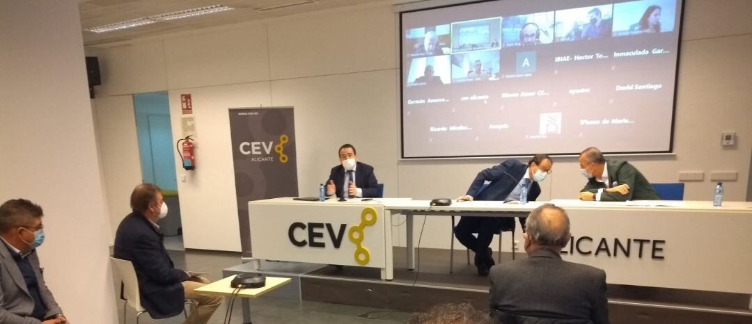 El director del IVF, Manuel Illueca, (i), el conseller de Hacienda y Modelo Económico, Vicent Soler (c) y el presidente de CEV Alicante, Perfecto Palacio (d), durante la junta directiva de CEV Alicante.