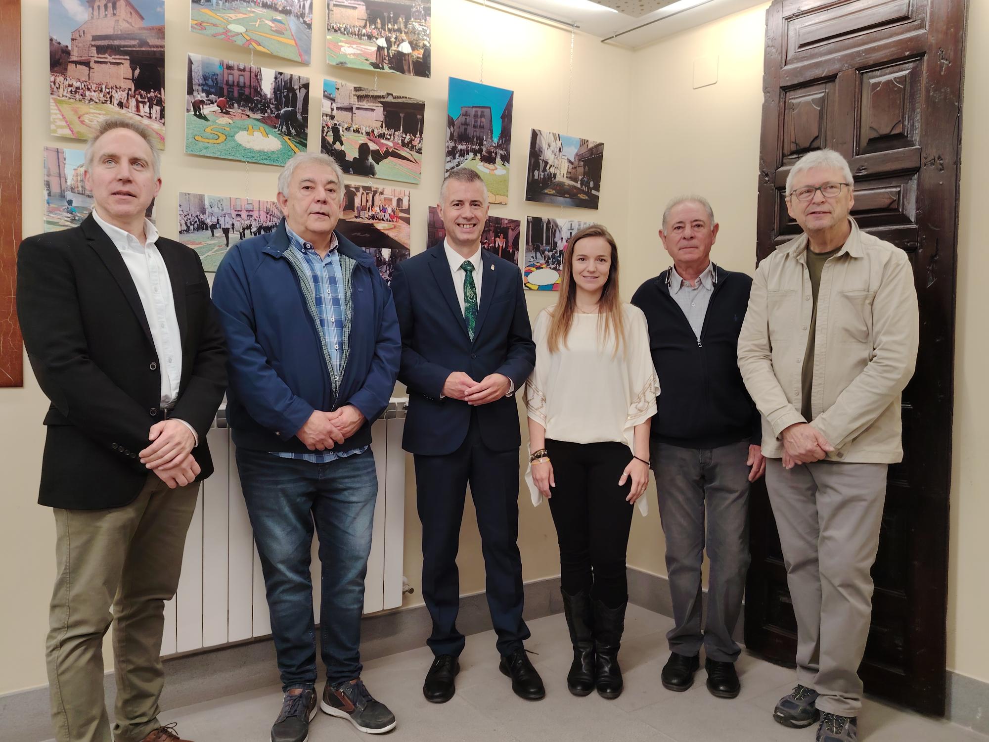 El hall pequeño del Ayuntamiento acoge la exposición del 25 aniversario de las alfombras del Corpus Christi en Jaca hasta el 9 de junio
