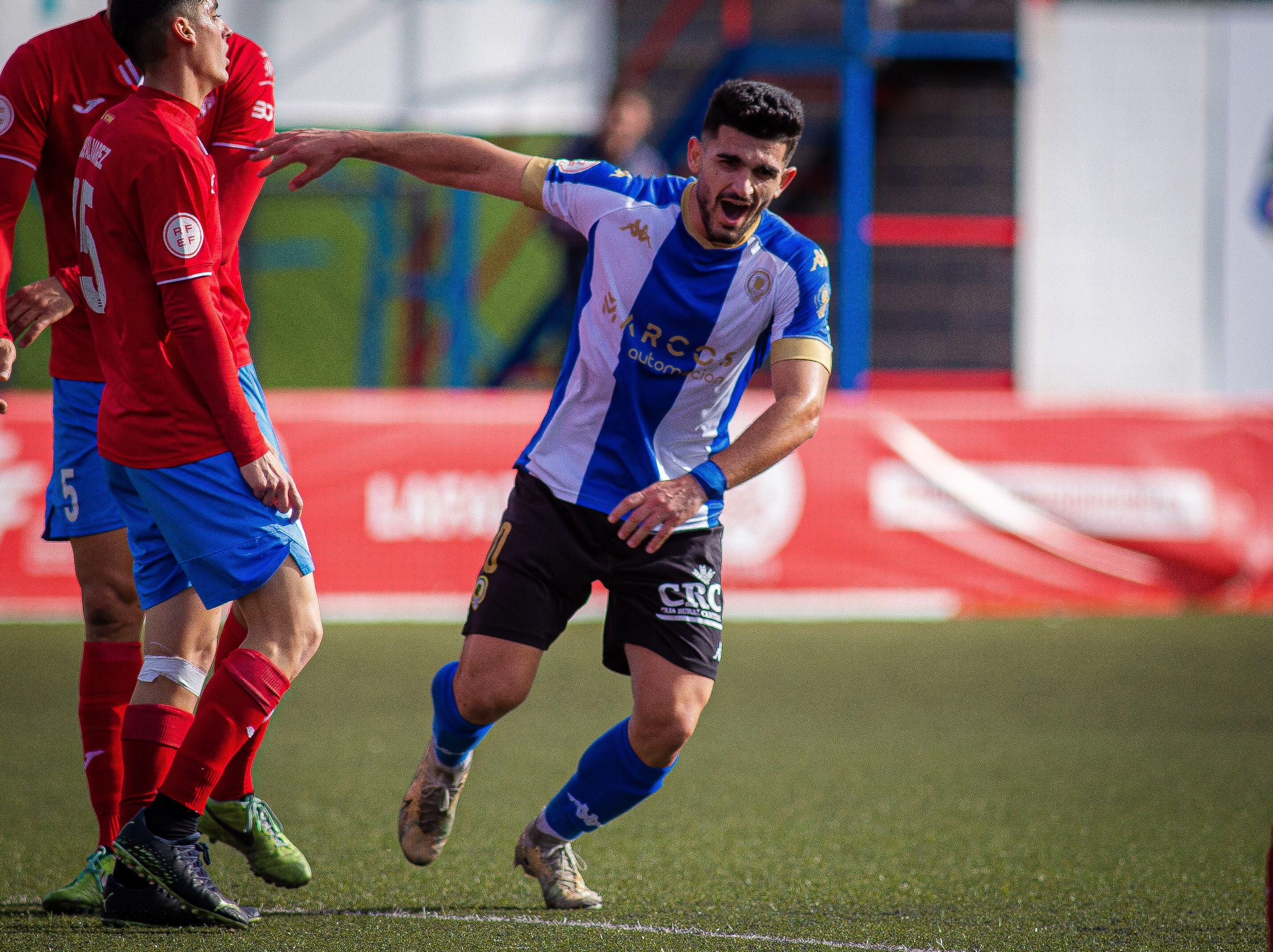 Sandro Toscano celebra su gol ante At. Saguntino