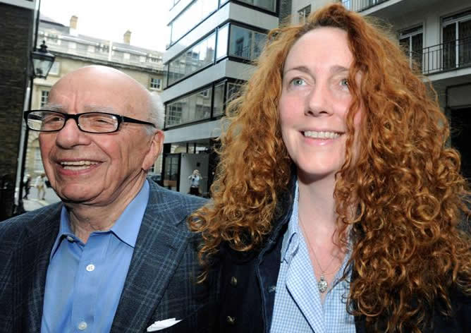 Rupert Murdoch y Rebekah Brooks se encontraron el pasado lunes en Londres para intentar resolver la crisis de las escuchas ilegales